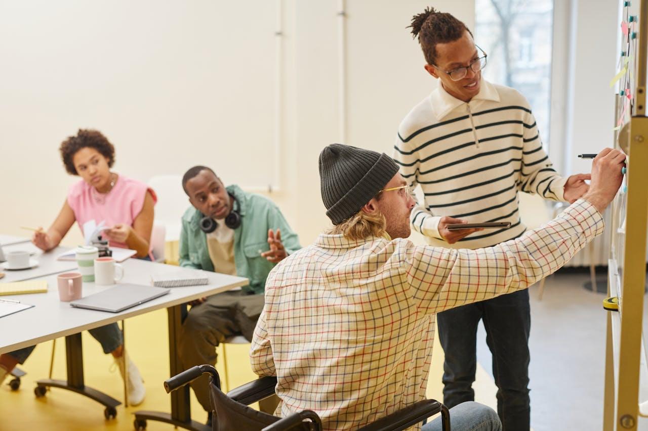 Команда разработчиков обсуждает проект у доски